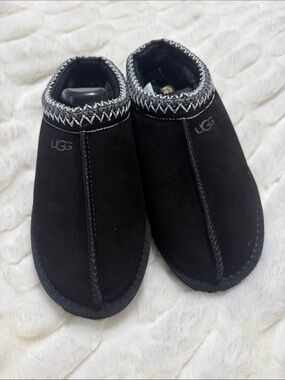 UGG women’s Black Slip-On Suede Slippers with Contrast Stitching
Never worn